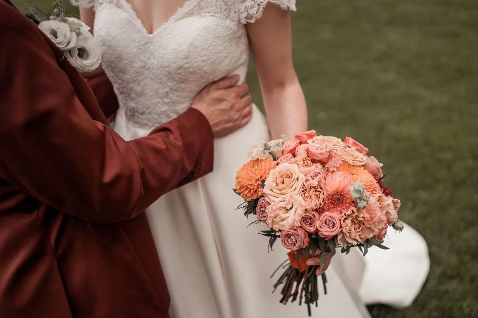 Arche et bouquet de mariage - Couleurs Pivoines